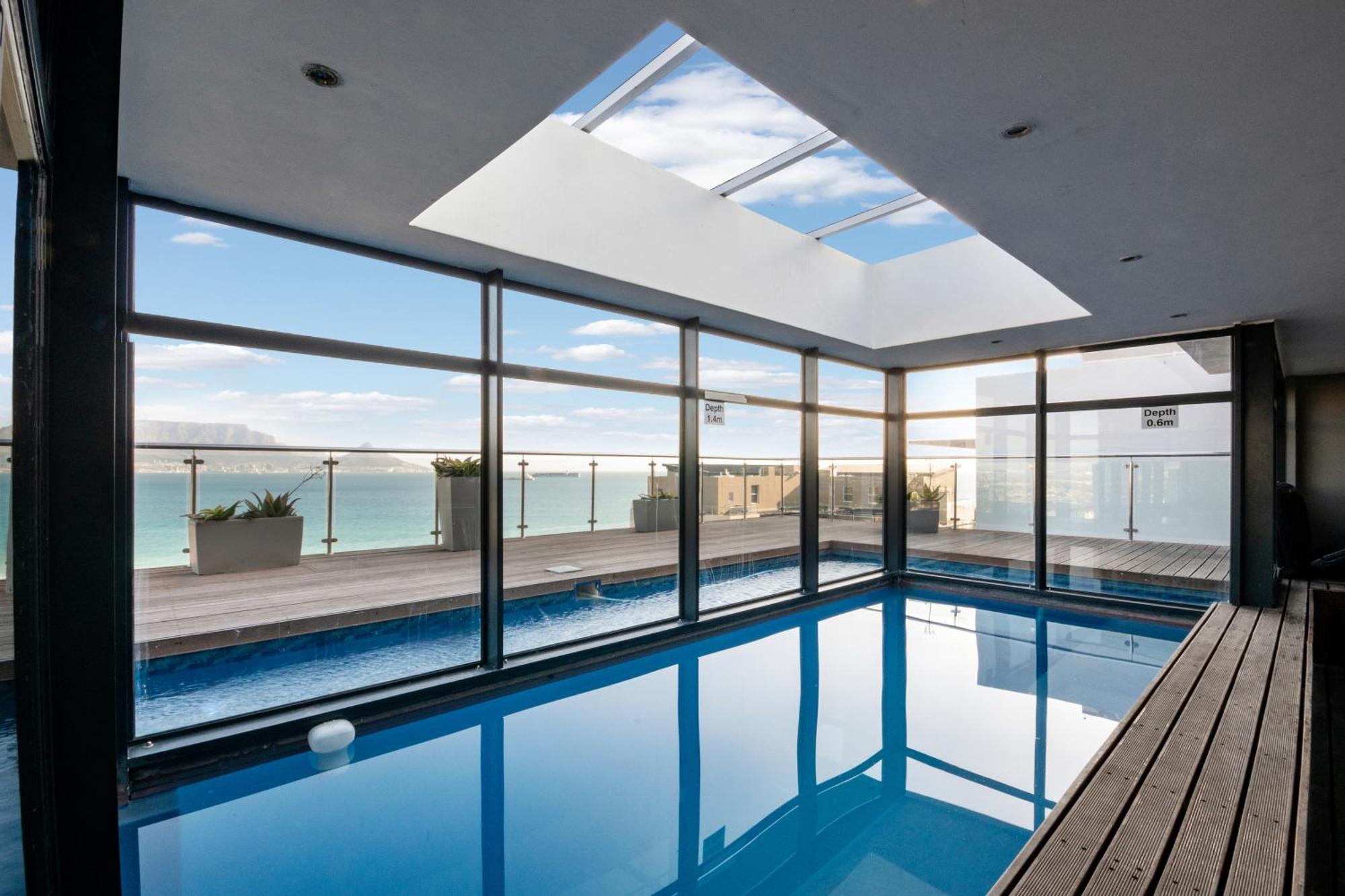 Aquarius Luxury Suites Bloubergstrand Buitenkant foto