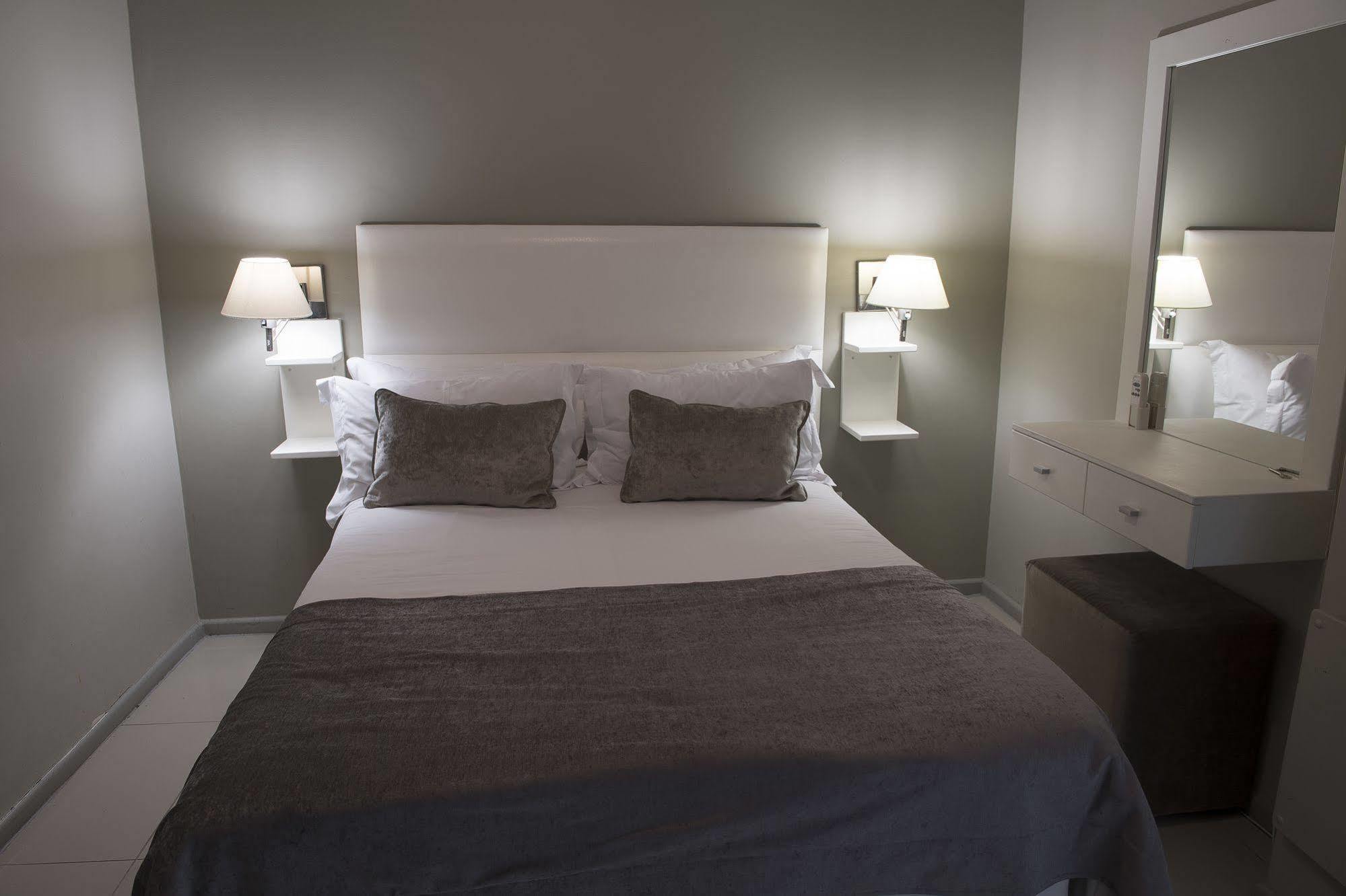 Aquarius Luxury Suites Bloubergstrand Buitenkant foto